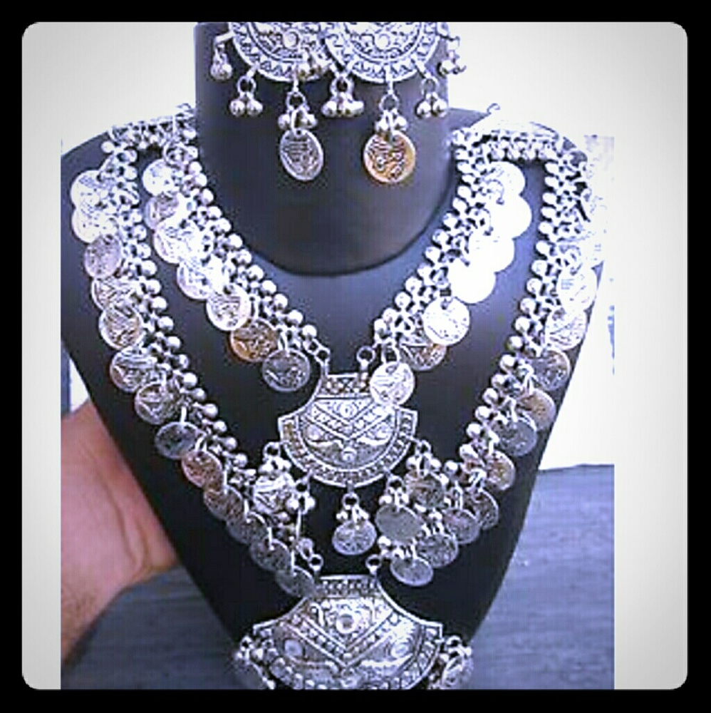 NWOT. Long Boho Tribal Necklace